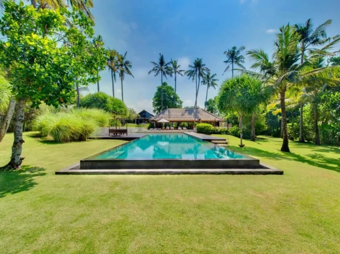 5 Bedrooms Villa