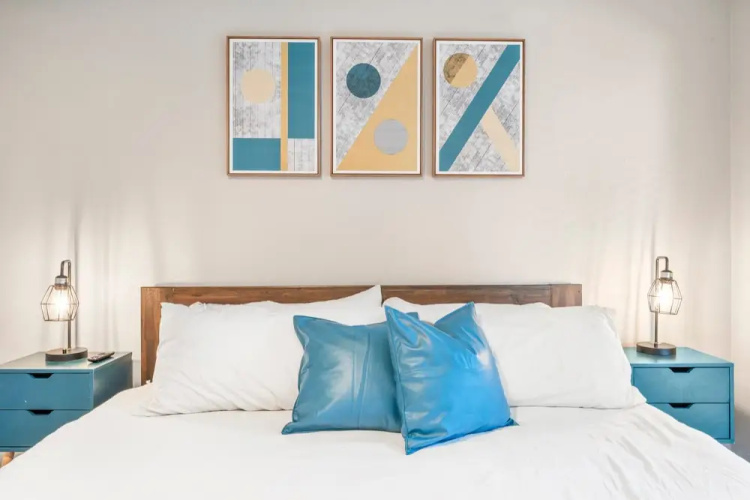 Soco 2BR Cozy Suite w Pool King bed Fast Wifi