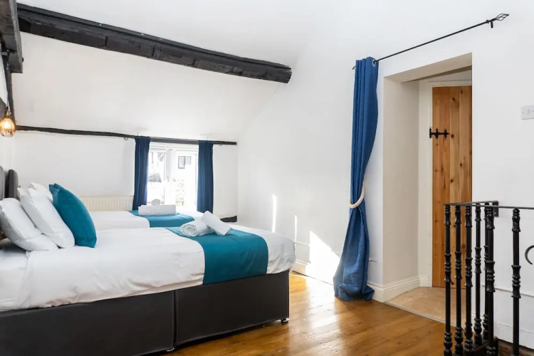 2 Pound cottage