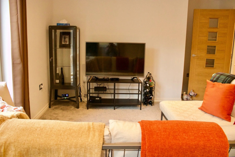 2 Bedroom Flat In Broughton Area