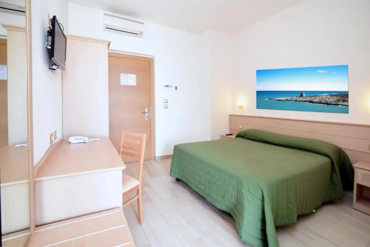 Standard Triple room with sea view