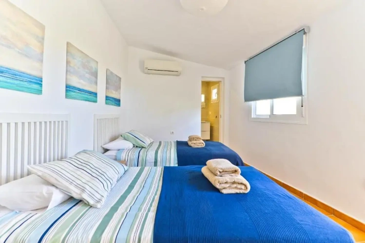 4 Bedrooms Villa
