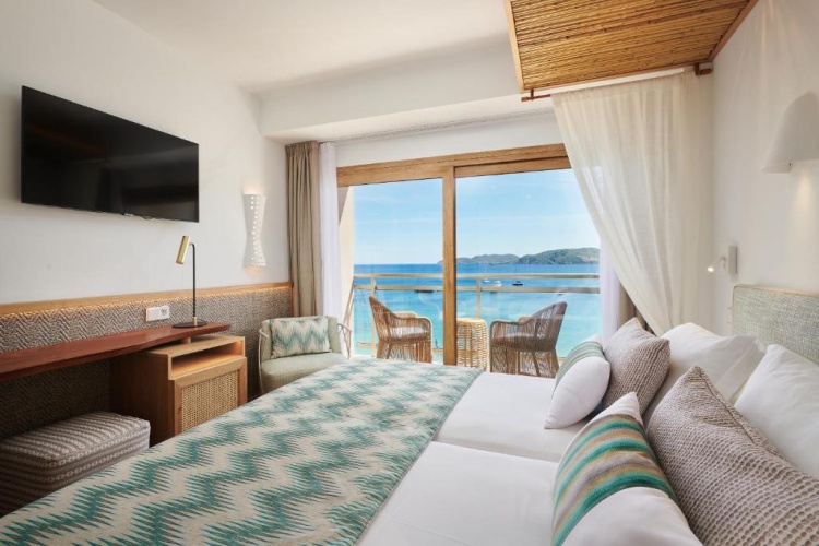 Twin room with sea view