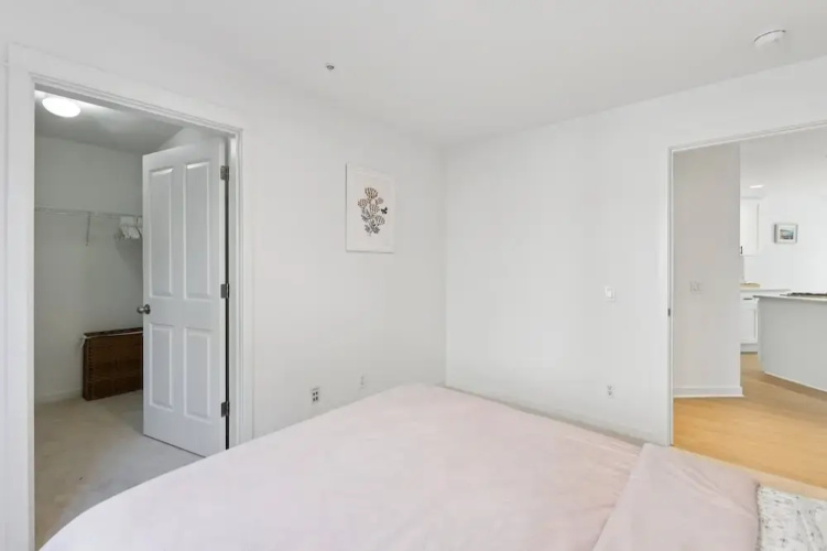 Walkable Seattle Gem Close To Everything 2 Bedroom Condo
