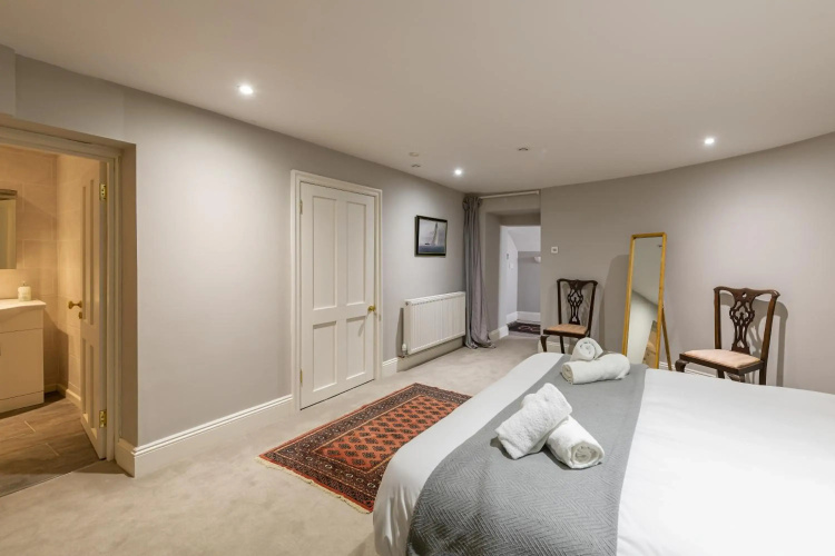 Georgian 3 Bed 3 Bath Central Apartment & Parking