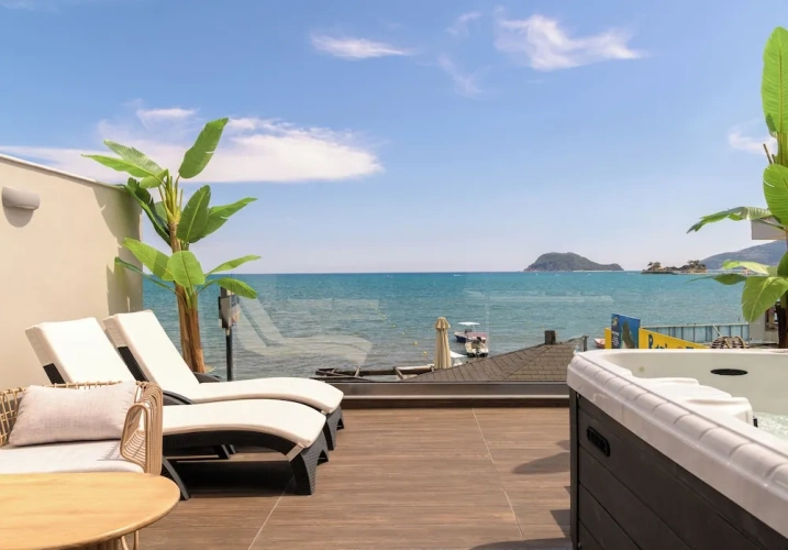 2 Bedrooms Apartment with sea view