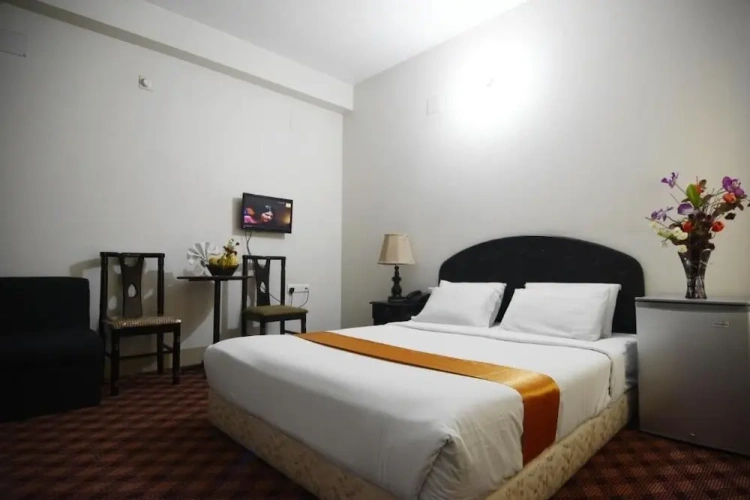 Deluxe Double room with city view