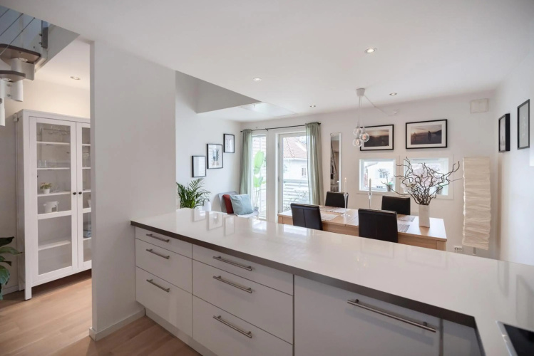 Central top floor apartment