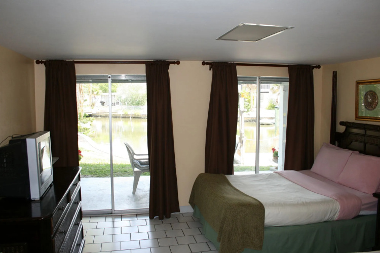 Flamingo Inn Bayside Suites