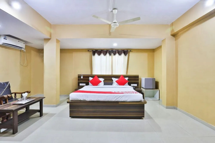 OYO 24833 Hotel Silver