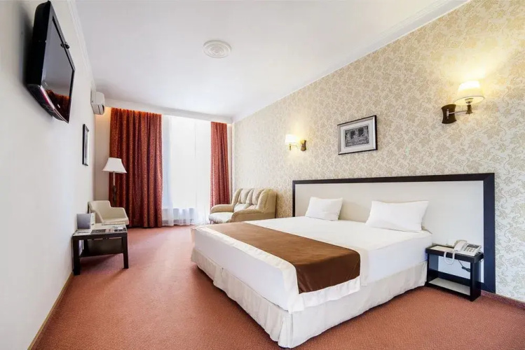 Corona Hotel & Apartments