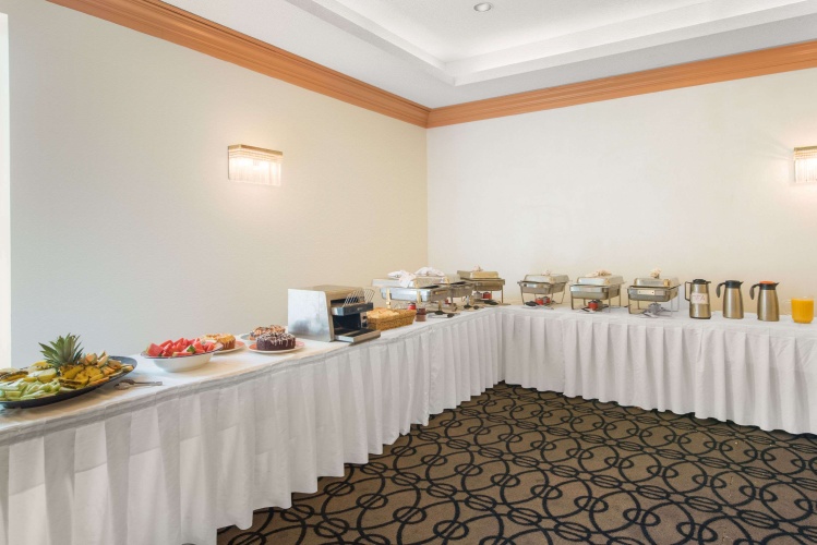 Ramada Plaza by Wyndham Niagara Falls photo 13