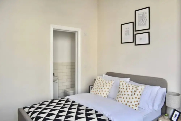 Spacious 4 Bedroom Flat in Central Brighton