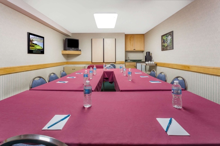 Ramada By Wyndham Quesnel photo 16