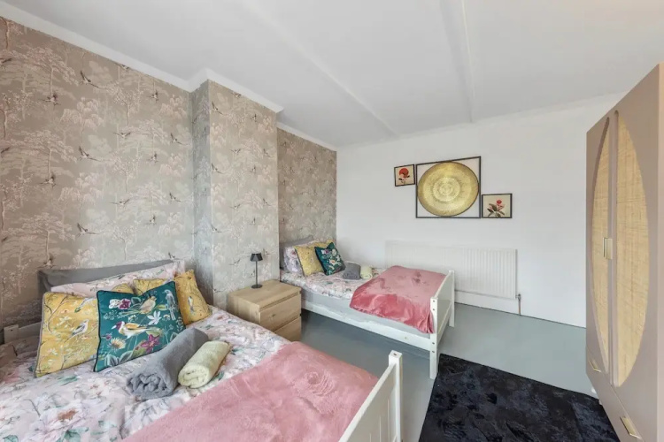 4 Bd House - Sleeps 8 With Garden & Parking
