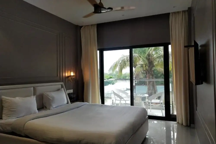 Executive room with pool view