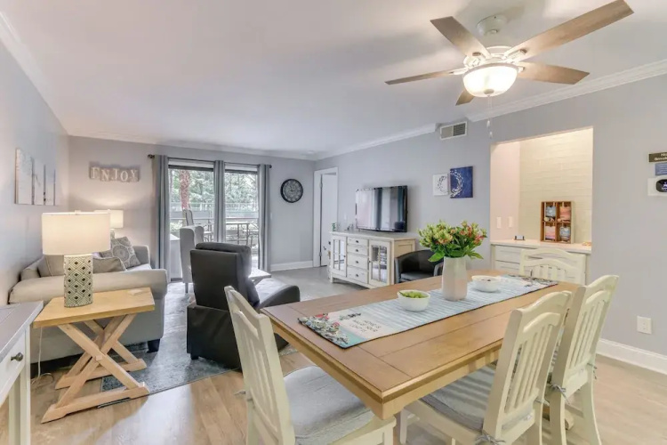 Balcony, Beach & Pool Access: Hilton Head Condo!