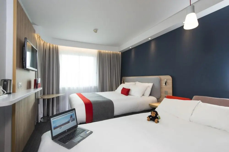 Holiday Inn Express London - Luton Airport photo 10