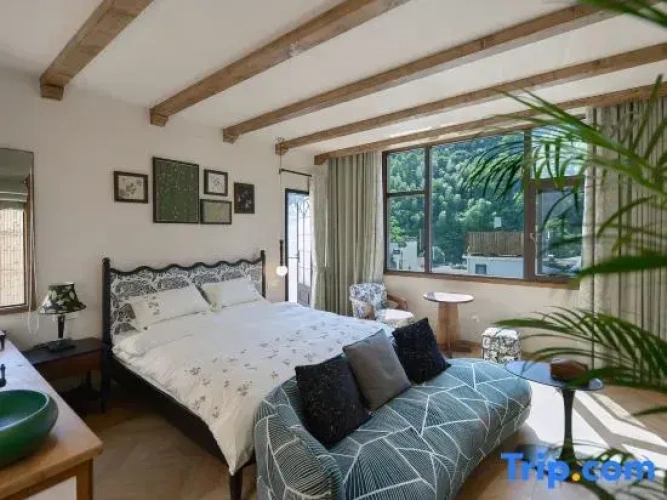 2 Bedrooms Luxury Suite with mountain view