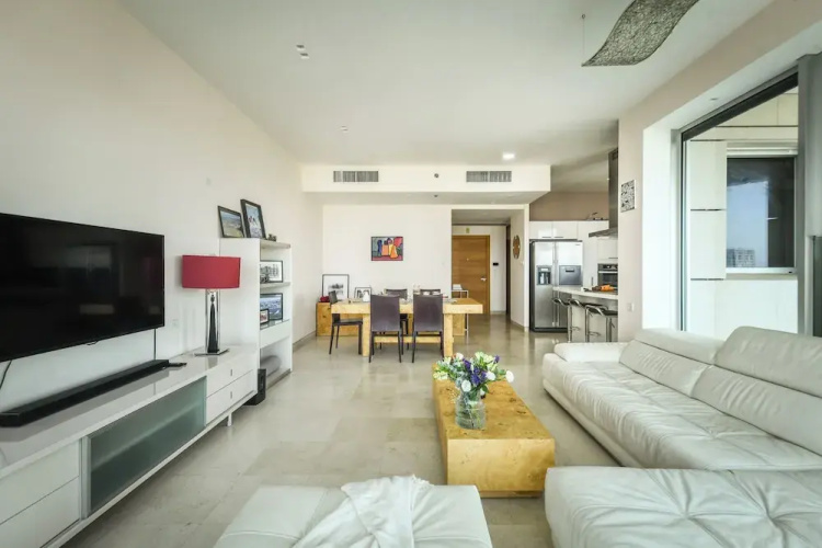 High end 2 BR w panoramic City view