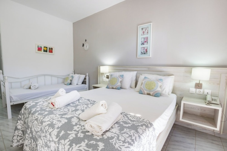 Standard Triple room with balcony and with garden view