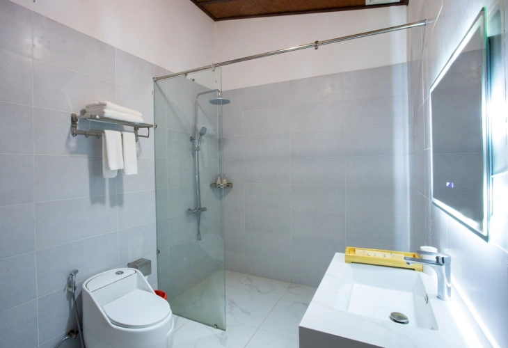 Deluxe Twin room with partial ocean view