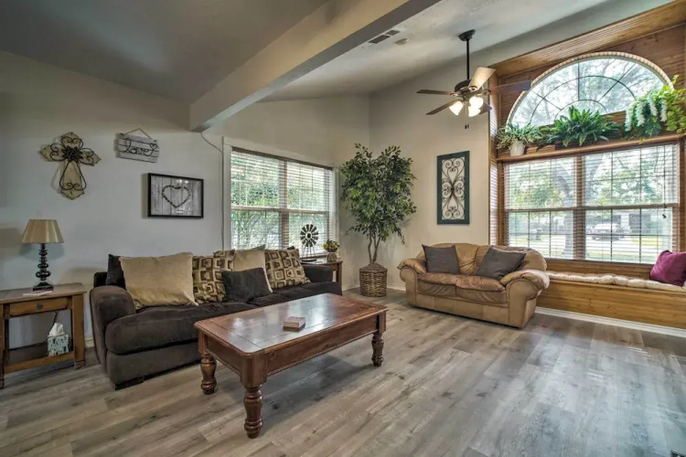 Bright College Station Abode: 3 Mi to Kyle Field