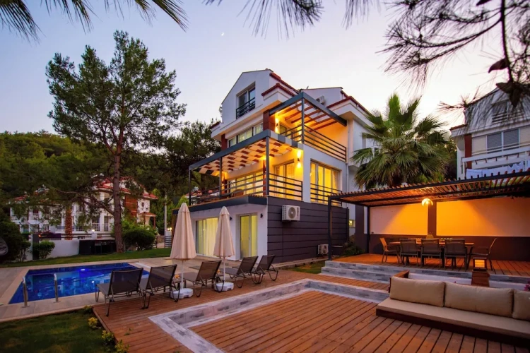 4 Bedrooms Villa
