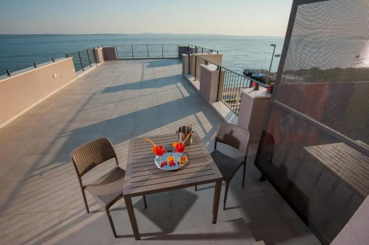 Apartment with balcony and with sea view