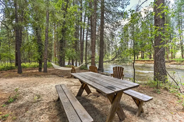 Riverside Winthrop Chalet w/ Hot Tub & 2 Decks!