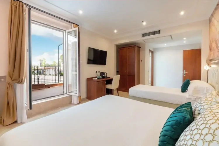 Suite with balcony and with city view