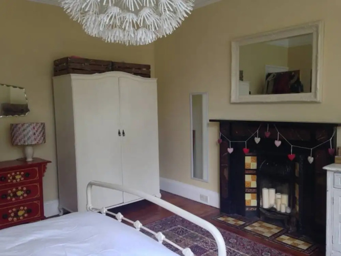 2 Bedroom Flat In Holyrood Park