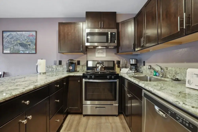 Ski In, Ski Out! 3 BDR Steps From Stagecoach Lift
