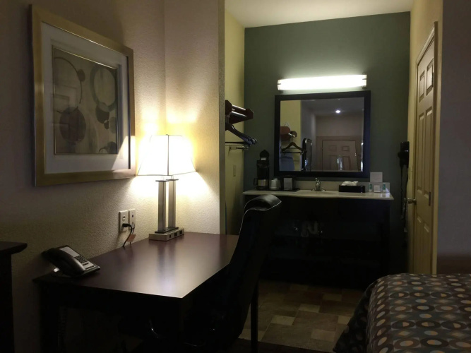 Pearsall Inn & Suites