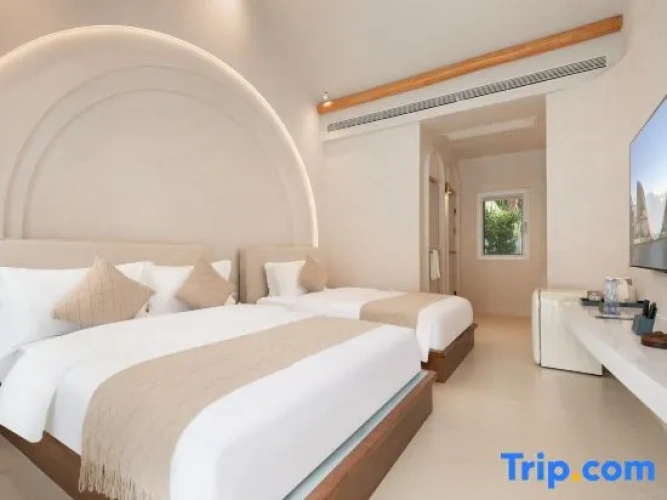 Standard Twin room with pool view