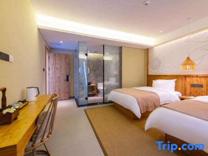 Standard Twin room with garden view