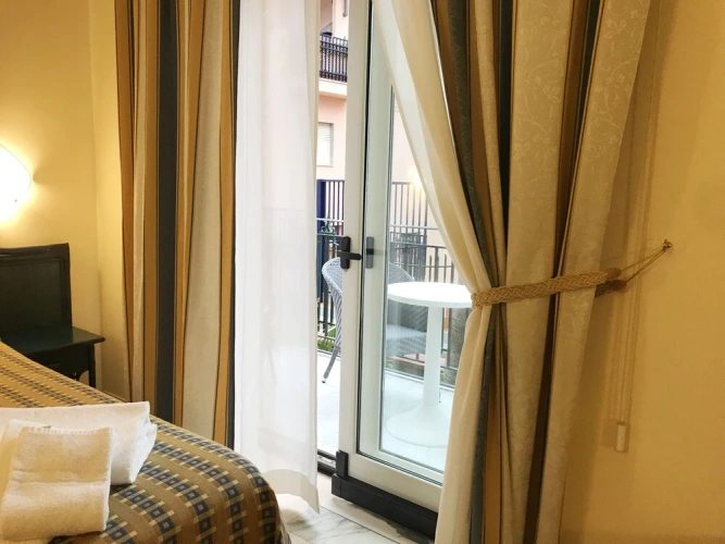 Superior room with balcony and with partial ocean view