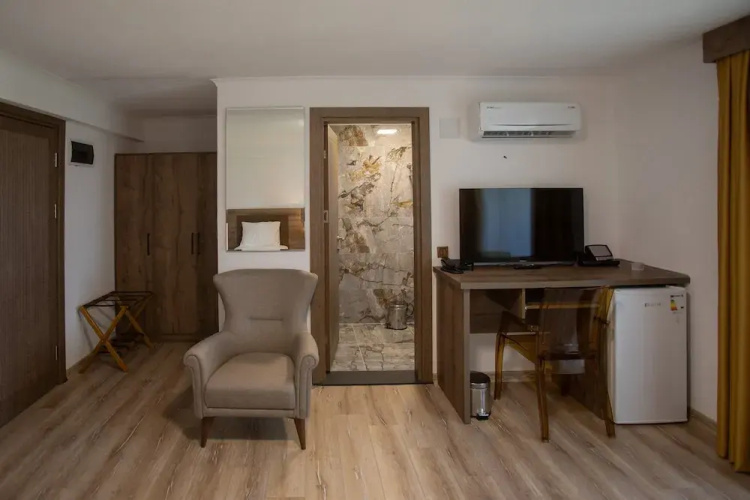 E87 Highway Otel