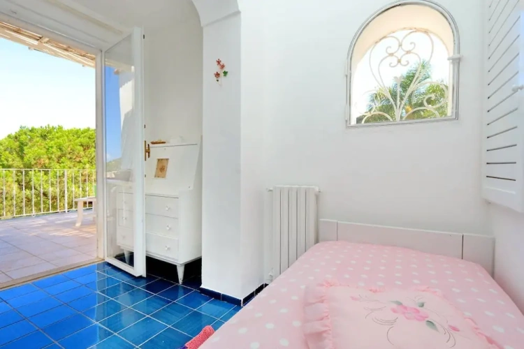 4 Bedrooms Apartment