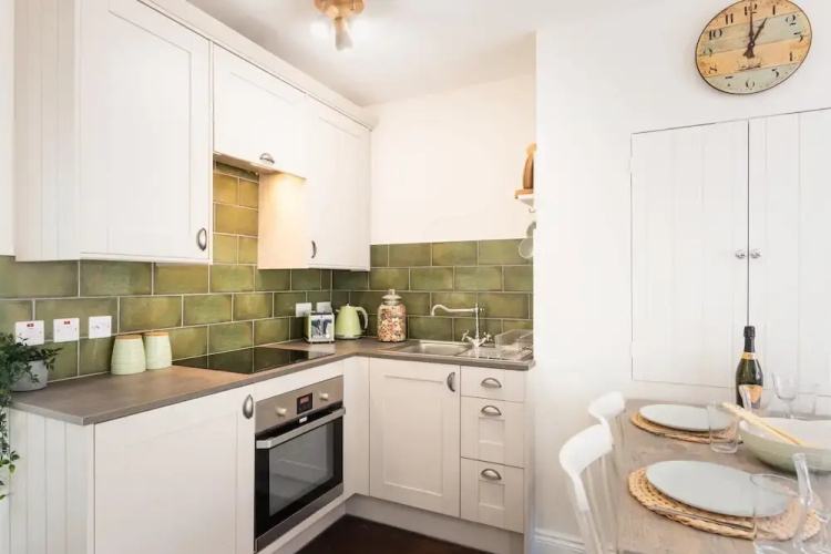 Host Stay Coombe Cottage