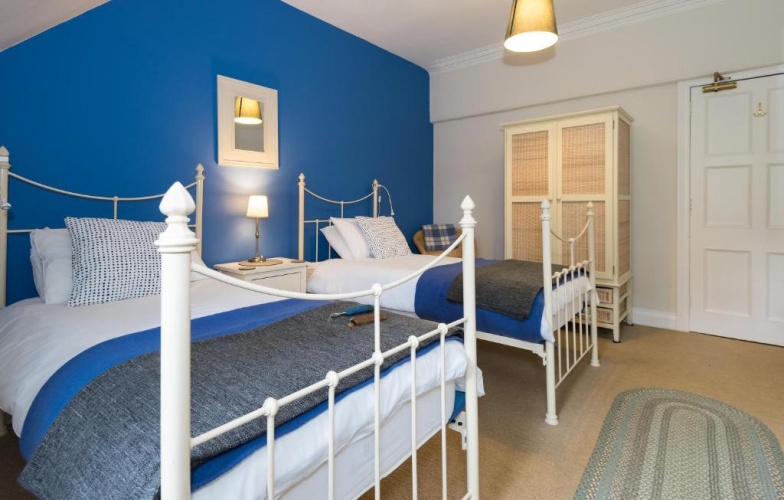 Standard Twin room with garden view