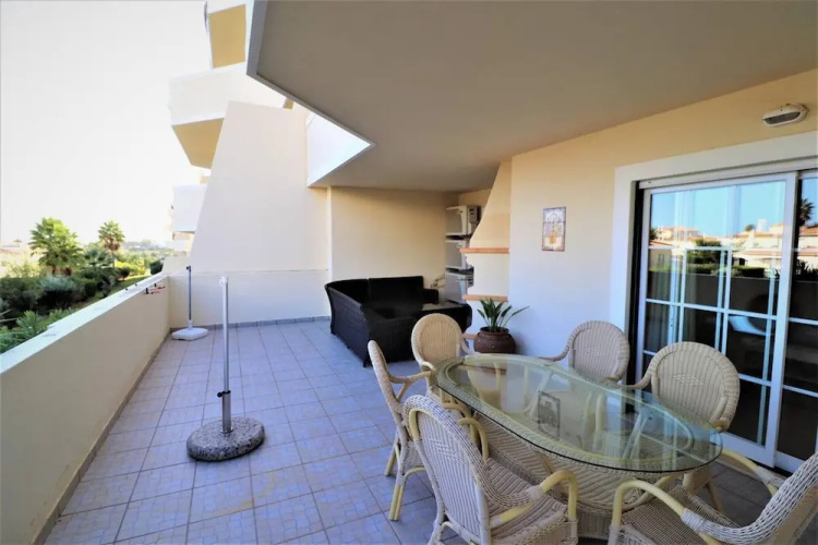 Stylish 2BR Apartment With Pool, Parking & Wifi
