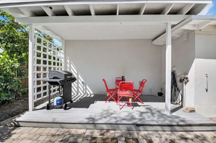 Delray Daydream, Home for 8