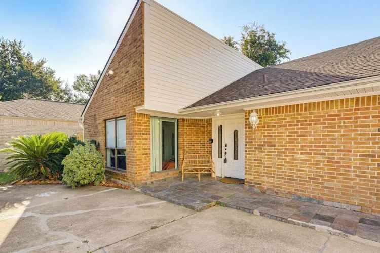 Shop & Explore: Duplex Unit 8 Mi to NRG Stadium!