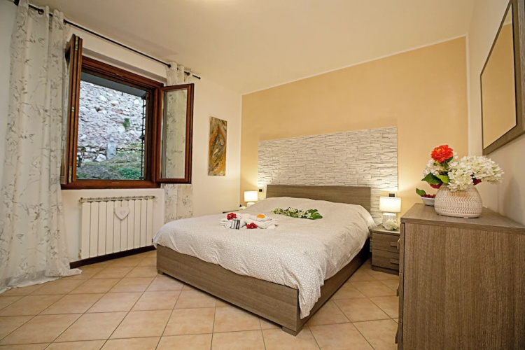 Borgo Degli Ulivi shared pool- 200m lake