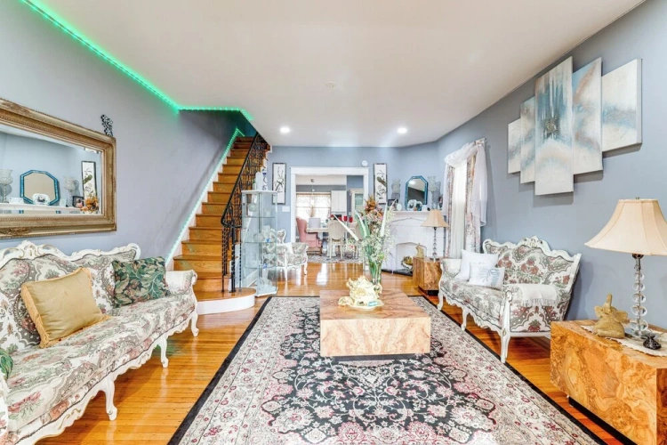 4 Bedrooms Apartment