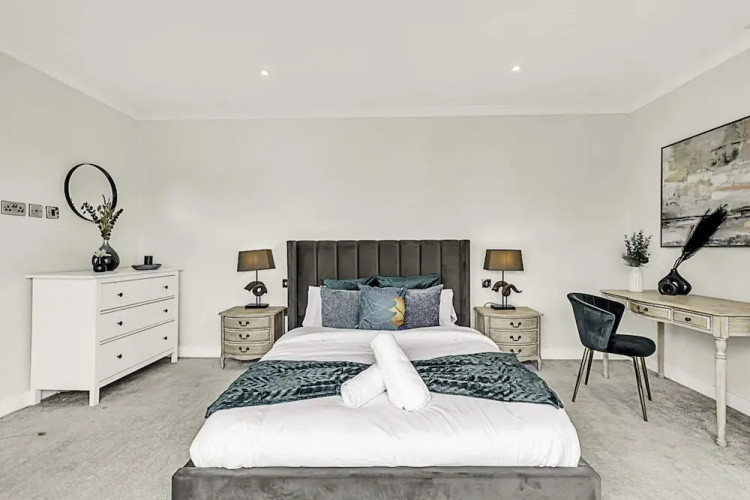 Beautiful Abode In Brentford