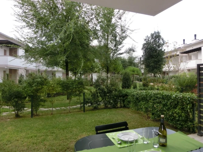 2 Bedrooms Apartment with garden view