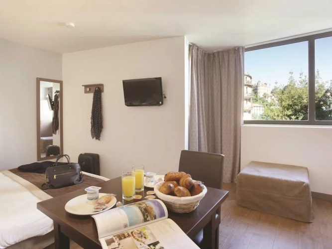 24m At 200m From Beach Residence With Pool