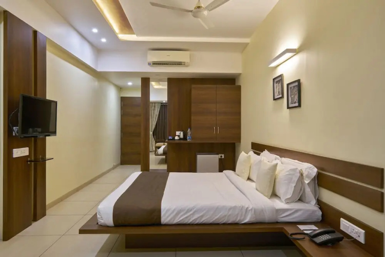 Hotel 3 Leaves Kolhapur
